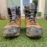 Bottes de randonnée usées, prêtes pour un nouveau **ressemelage La Sportiva**. Elles ont vu du terrain !