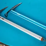 Deux piolets de montagne Petzl, un bleu et un argenté, prêts pour l'aventure.