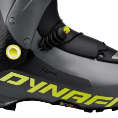 Chaussure ski rando compatible alpin, grise avec logo jaune fluo Dynafit. Design technique en carbone pour l'ascension et la descente.