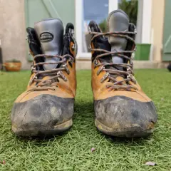 Bottes de randonnée usées, prêtes pour un nouveau **ressemelage La Sportiva**. Elles ont vu du terrain !