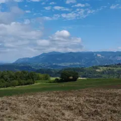 Paysage de montagnes bleues sous un ciel nuageux, parfait pour une randonnée près d'un pont en Royans.