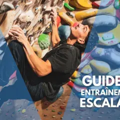 Une femme en pleine escalade sur un mur coloré. Ce guide #01 sur l'entraînement escalade est parfait pour les passionnés.