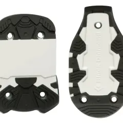 Semelles de ski alpin, conformes à la norme DIN-ISO 9523, avec crampons noirs et partie blanche.