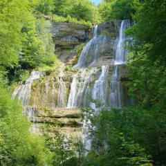 Magnifique cascade en escalier, parfaite pour une randonnée des cascades. L'eau dévale la roche, entourée d'une végétation luxuriante.