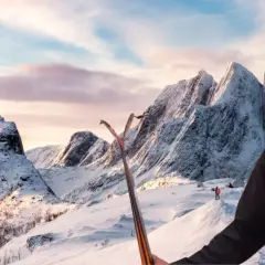 Benjamin Védrines, skieur, se tient prêt à dévaler des montagnes enneigées sous un ciel crépusculaire.
