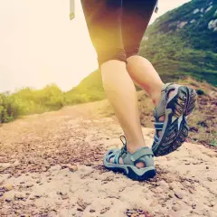 Des sandales robustes, idéales pour la marche nordique, sur un sentier rocailleux en montagne.