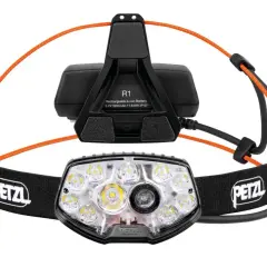 Lampe frontale Petzl Nao RL, prête pour un test d'éclairage puissant. Batterie R1 rechargeable.