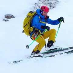 Davo Karnicar, skieur alpin, dévale une pente enneigée, bâtons de ski en main, prêt pour l'aventure.