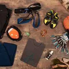 Un sac à dos, un casque, un baudrier, des chaussons, une corde, des mousquetons, un t-shirt et un pantalon : voici la liste materiel escalade essentielle pour l'aventure.