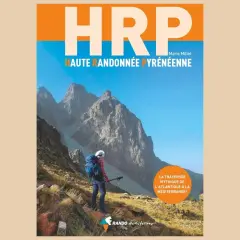Un randonneur contemplant les montagnes des HRP, Haute Randonnée Pyrénéenne, traversée mythique de l'Atlantique à la Méditerranée.