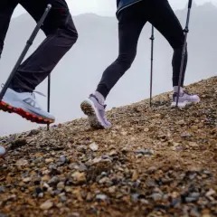Randonneurs en montée, leurs chaussures de trail avec semelle de propreté assurant l'adhérence sur terrain rocailleux.