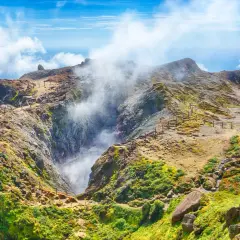 Fumée s'échappant d'un cratère sur la montagne de la Soufrière en Guadeloupe. Paysage volcanique spectaculaire.