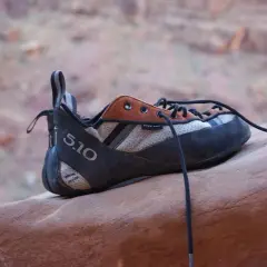 Un chausson d'escalade Five Ten, prêt pour l'aventure. Le choix parfait pour choisir chausson escalade.