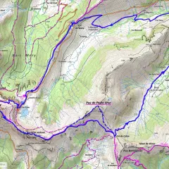 Carte IGN du Puy Mary et ses environs, avec des sentiers de randonnée balisés en bleu et rose.