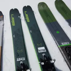 Paires de skis Elan et K2 Wayback 106 sur la neige, prêts pour l'aventure.