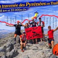 Une équipe célèbre la fin de la traversée des Pyrénées en trail, 888 km de pur effort. Le Dahu Ariégeois, fier de son parcours.