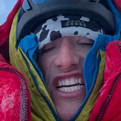 Balin Miller, le visage crispé par le froid, emmitouflé dans sa doudoune rouge et jaune, prêt pour l'aventure.