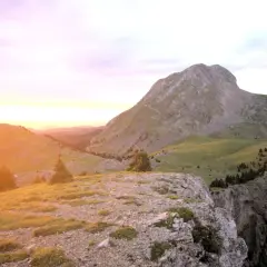 Le soleil couchant embrase les contreforts verdoyants menant au point culminant du Vercors. Un paysage spectaculaire.