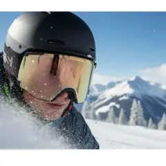 Un skieur en plein effort, le visage couvert de neige. Il est essentiel de nettoyer son masque de ski pour une visibilité parfaite sur les pistes enneigées.