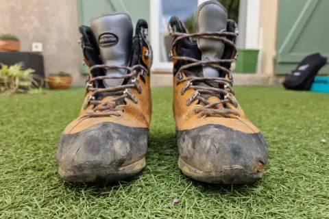 Bottes de randonnée usées, prêtes pour un nouveau **ressemelage La Sportiva**. Elles ont vu du terrain !