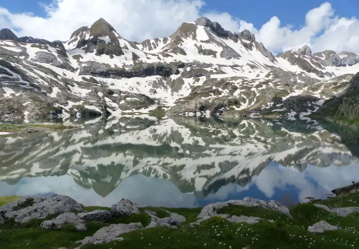 Reflets parfaits des montagnes enneigées dans l'ibon de Estanes. Un paysage d'une beauté saisissante.