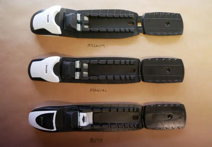 Trois fixations SNS Rottefella : Magnum, Manual et Auto. Chacune est conçue pour un ski de fond différent.