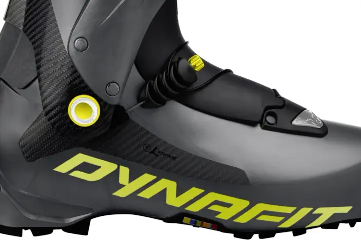 Chaussure ski rando compatible alpin, grise avec logo jaune fluo Dynafit. Design technique en carbone pour l'ascension et la descente.