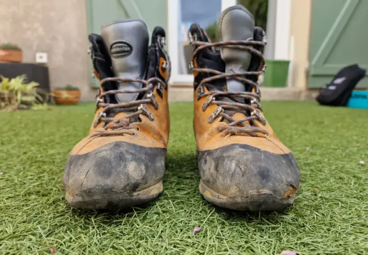 Bottes de randonnée usées, prêtes pour un nouveau **ressemelage La Sportiva**. Elles ont vu du terrain !