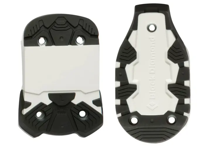 Semelles de ski alpin, conformes à la norme DIN-ISO 9523, avec crampons noirs et partie blanche.