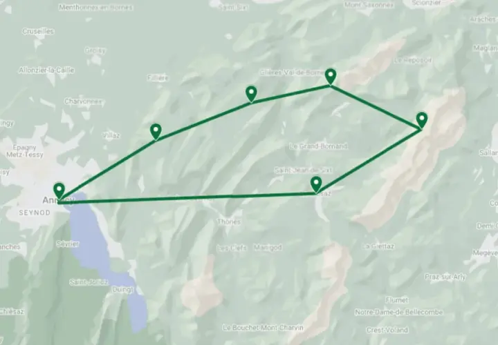 Carte d'une randonnée dans les Aravis, passant par Annecy, Le Grand-Bornand et Megève.