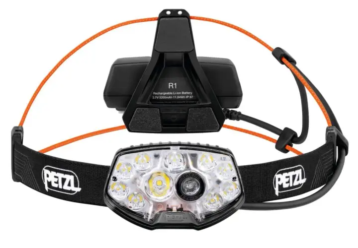 Lampe frontale Petzl Nao RL, prête pour un test d'éclairage puissant. Batterie R1 rechargeable.