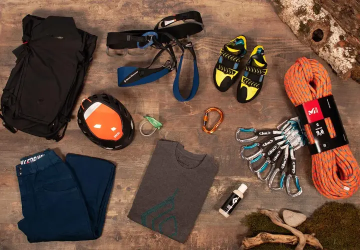 Un sac à dos, un casque, un baudrier, des chaussons, une corde, des mousquetons, un t-shirt et un pantalon : voici la liste materiel escalade essentielle pour l'aventure.
