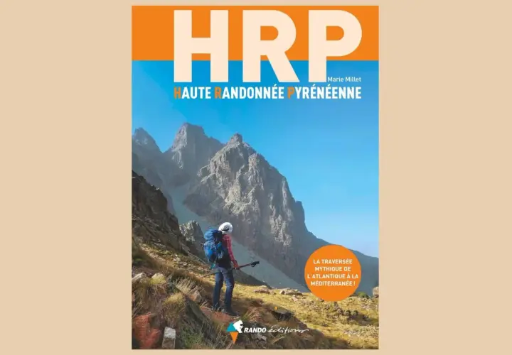Un randonneur contemplant les montagnes des HRP, Haute Randonnée Pyrénéenne, traversée mythique de l'Atlantique à la Méditerranée.