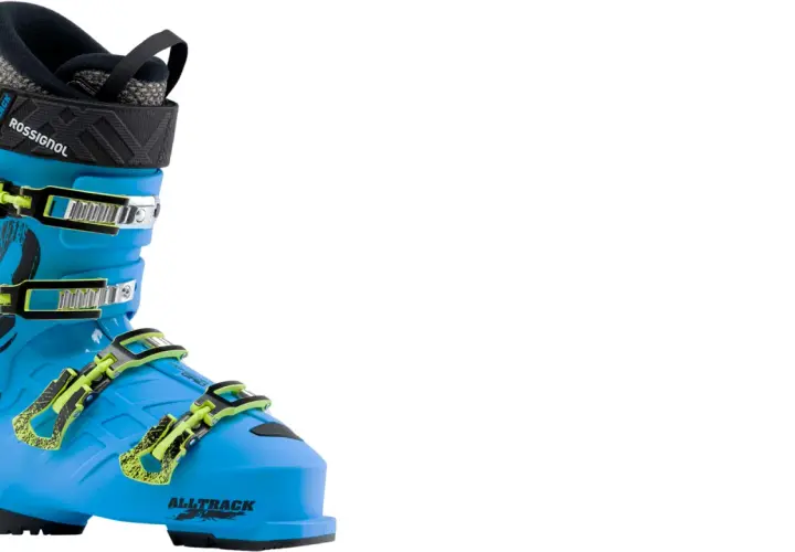 Chaussure de ski Rossignol Alltrack bleue vif, avec boucles vertes fluo. Prête pour dévaler les pistes !