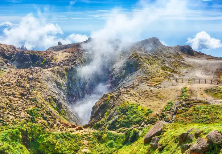 Fumée s'échappant d'un cratère sur la montagne de la Soufrière en Guadeloupe. Paysage volcanique spectaculaire.