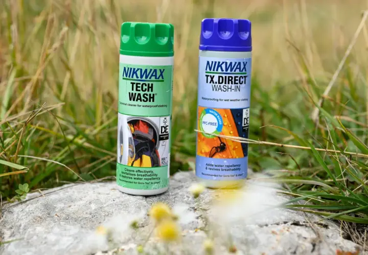 Deux bouteilles Nikwax pour entretenir vos vêtements techniques, y compris ceux en Gore-Tex.