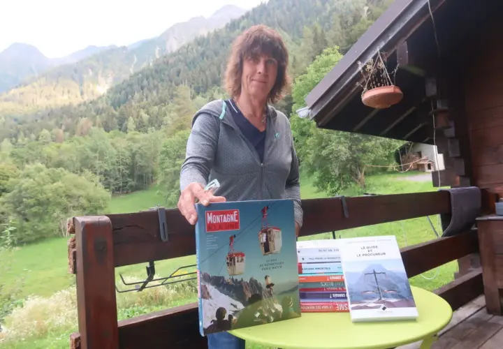 Catherine Destivelle aujourd'hui, fière de présenter des livres sur la montagne, dans un cadre verdoyant.