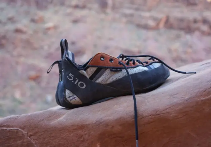 Un chausson d'escalade Five Ten, prêt pour l'aventure. Le choix parfait pour choisir chausson escalade.