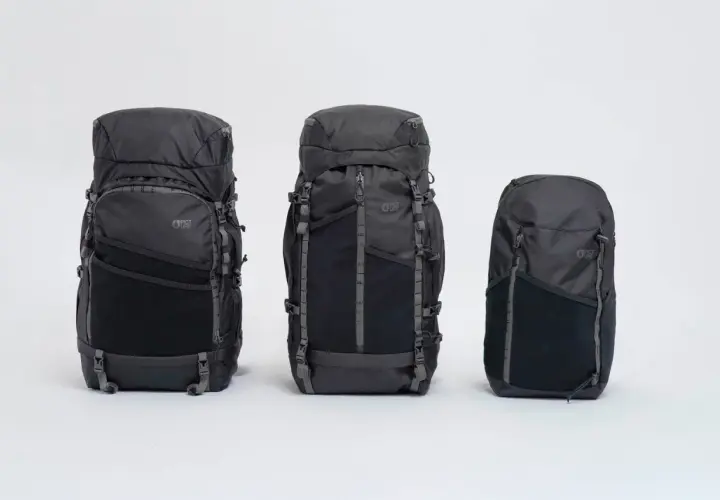Trois sacs à dos noirs de différentes tailles, prêts pour faire son sac de randonnée.