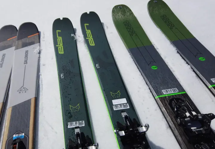 Paires de skis Elan et K2 Wayback 106 sur la neige, prêts pour l'aventure.
