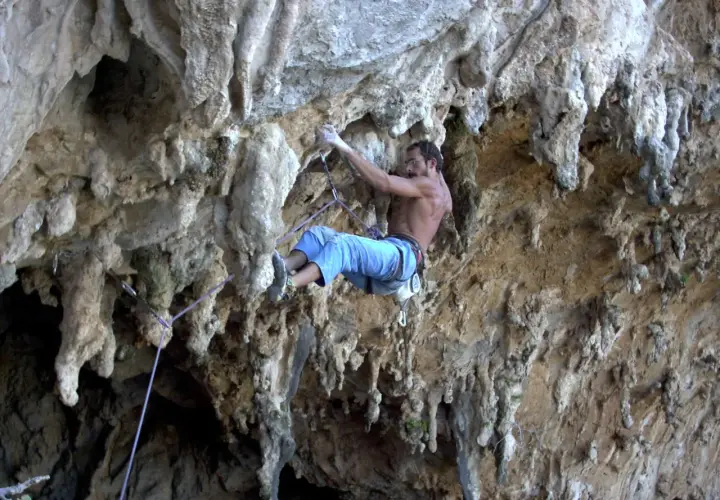 Un grimpeur en pleine action, explorant les parois rocheuses des Gorges du Tarn. L'escalade y est spectaculaire.