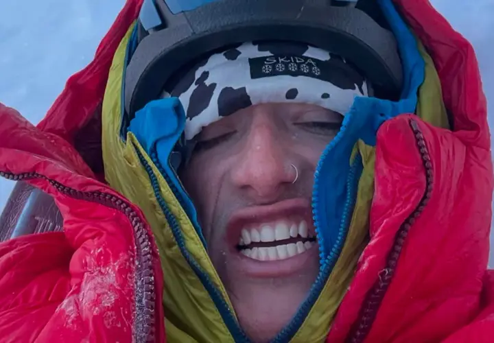 Balin Miller, le visage crispé par le froid, emmitouflé dans sa doudoune rouge et jaune, prêt pour l'aventure.