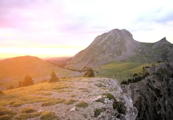 Le soleil couchant embrase les contreforts verdoyants menant au point culminant du Vercors. Un paysage spectaculaire.