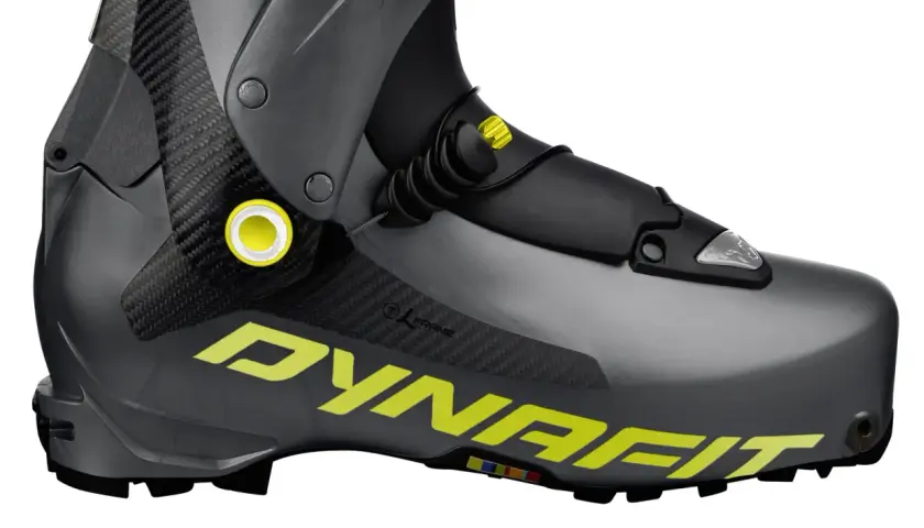 Chaussure ski rando compatible alpin, grise avec logo jaune fluo Dynafit. Design technique en carbone pour l'ascension et la descente.