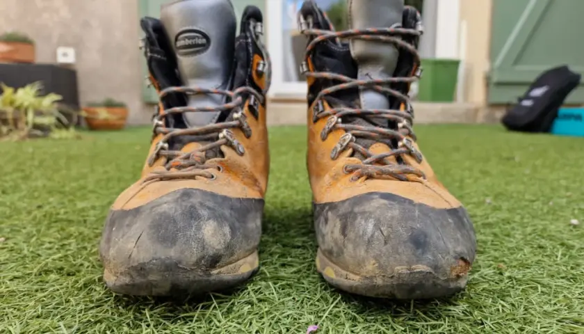 Bottes de randonnée usées, prêtes pour un nouveau **ressemelage La Sportiva**. Elles ont vu du terrain !