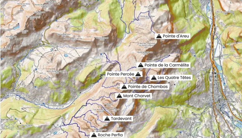 Carte des Aravis avec des sommets nommés comme la Pointe d'Areu, la Pointe de la Carmélite et le Mont Charvet.