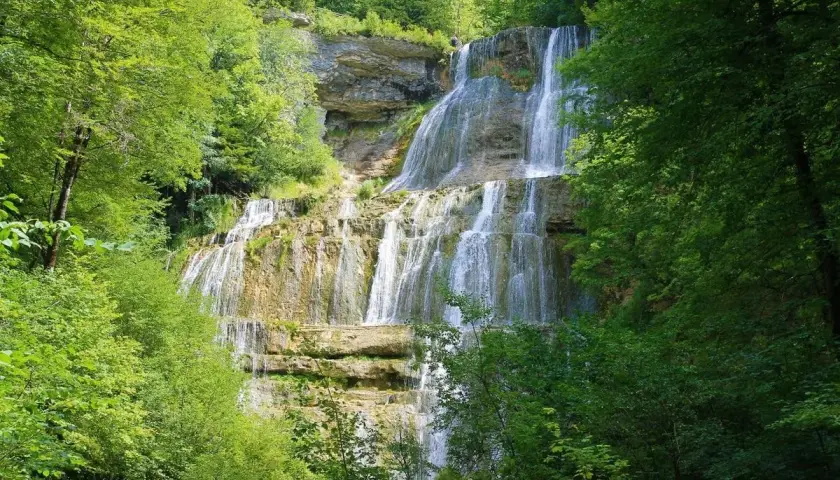 Magnifique cascade en escalier, parfaite pour une randonnée des cascades. L'eau dévale la roche, entourée d'une végétation luxuriante.