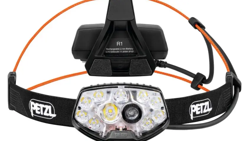 Lampe frontale Petzl Nao RL, prête pour un test d'éclairage puissant. Batterie R1 rechargeable.