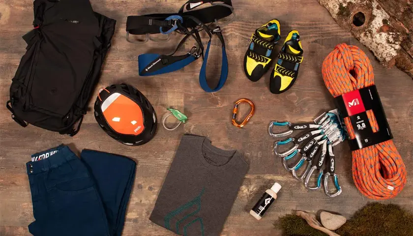 Un sac à dos, un casque, un baudrier, des chaussons, une corde, des mousquetons, un t-shirt et un pantalon : voici la liste materiel escalade essentielle pour l'aventure.