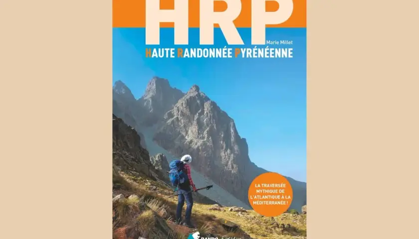 Un randonneur contemplant les montagnes des HRP, Haute Randonnée Pyrénéenne, traversée mythique de l'Atlantique à la Méditerranée.
